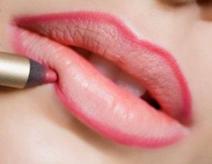 how-to-put-on-lipstick-perfectly