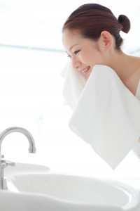 洗顔・顔を拭く女性