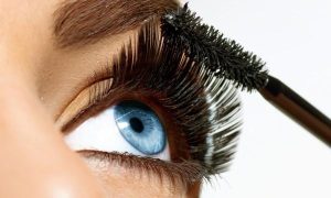 583-bigstock-mascara-applying-long-lashes-49163900-1427727474-600x360